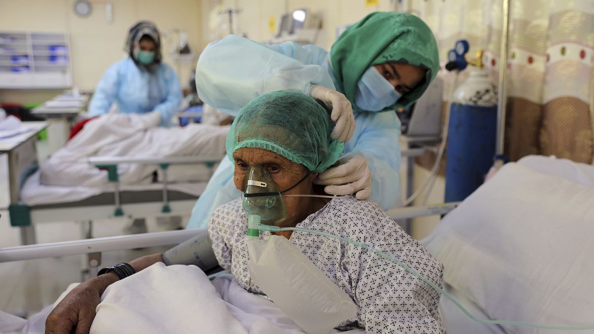 Afganistan'ın başkenti Kabil'de bir hastanede koronavirüs tedavisi gören bir kadın 