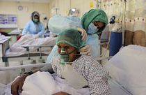 Afganistan'ın başkenti Kabil'de bir hastanede koronavirüs tedavisi gören bir kadın