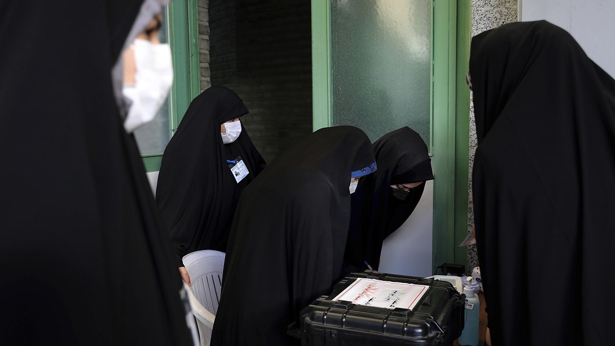 Preparativos en un colegio electoral en Teherán, Irán, 18/6/2021