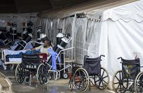 مصاب يعالج في وحدة طوارئ مؤقتة في مستشفى ميداني ستيف بيكو في بريتوريا، جنوب إفريقيا