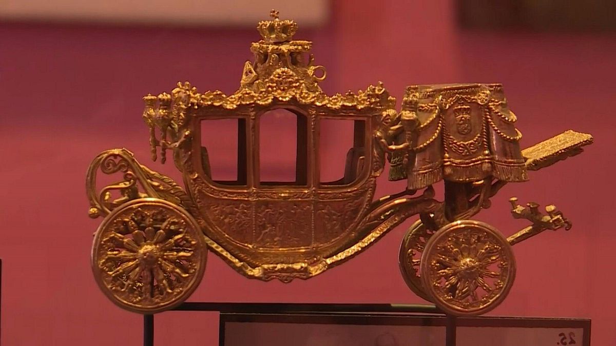 عربة أثرية مصنوعة من الذهب في متحف بهولندا