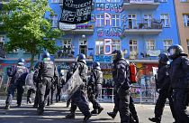 Almanya’da polis aşırı solcu gruplar tarafından işgal edilen binaya zor kullanarak girdi
