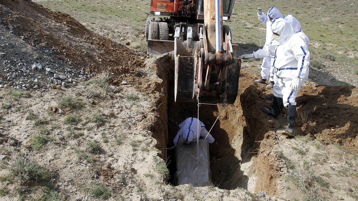 به خاک سپردن یک بیمار کووید در نزدیکی کابل