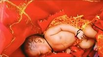 La neonata ritrovata dentro una scatola nel fiume Gange, in India