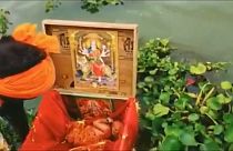 El 'Moisés' indio, un bebé hallado vivo dentro de una caja flotando en el río Ganges