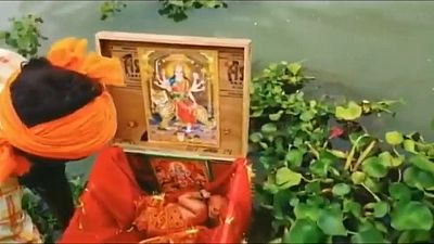 Das Baby in der Kiste auf dem Ganges in Indien