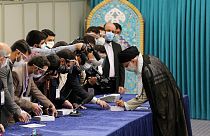 Le guide suprême iranien Ali Khamenei vote pour l'élection présidentielle, le 18 juin 2021, Téhéran, Iran