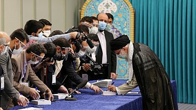 Le guide suprême iranien Ali Khamenei vote pour l'élection présidentielle, le 18 juin 2021, Téhéran, Iran