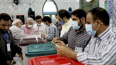 صناديق الاقتراع في مركز اقتراع في طهران