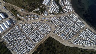 خيم في مخيم كاراتيبي للاجئين في جزيرة ليسبوس، اليونان.