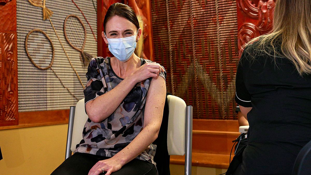 رئيسة وزارء نيوزيلندا جاسندا أرديرن تتلقى الجرعة الأولى من لقاح فايزر المضاد لكورونا. 18/06/2021