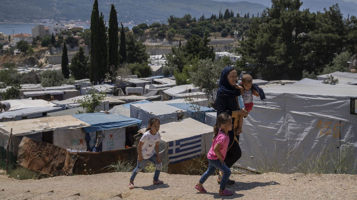 Réfugiée afghane et ses trois enfants dans un camp sur l'île grecque de Samos, le 11 juin 2021 