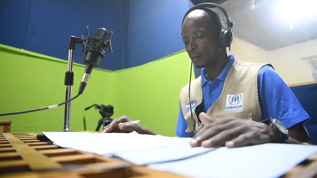 Refugiado estudante faz programa de rádio nas instalações do Conselho Internacional de Rádios e Televisões de Expressão Francesa