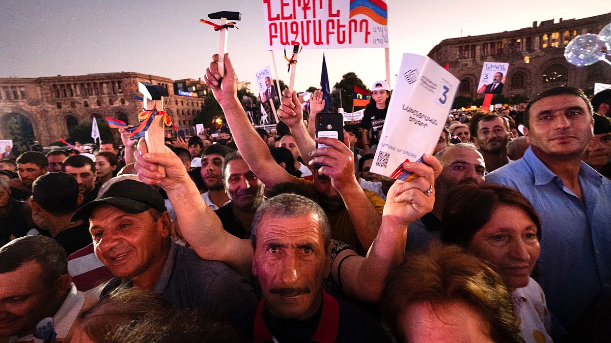 Los partidarios del primer ministro Nikol Pashinyan asisten a un mitin en el centro de Ereván, Armenia, el 17 de junio de 2021.