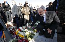Nikol Pasinján a Hegyi-Karabahért vívott háborúban elesett hősök emlékére rendezett felvonuláson,