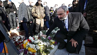 Nikol Pasinján a Hegyi-Karabahért vívott háborúban elesett hősök emlékére rendezett felvonuláson, 