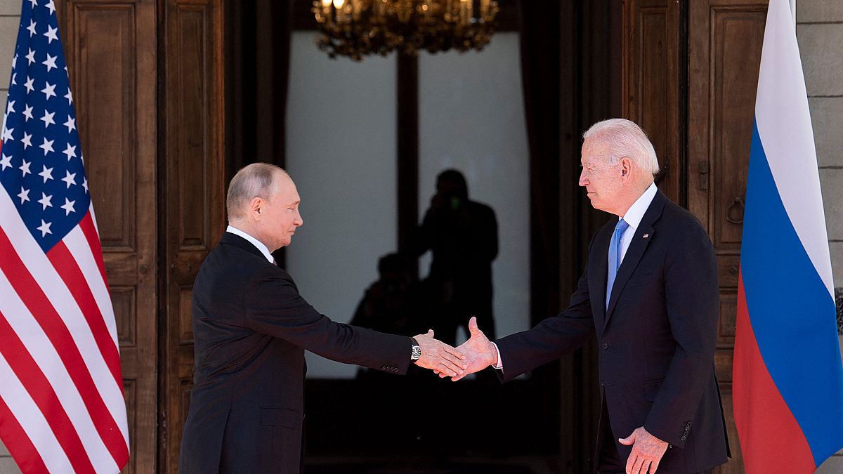 الرئيس الروسي فلاديمير بوتين يصافح الرئيس الأمريكي جو بايدن قبل القمة الأمريكية الروسية في جنيف.