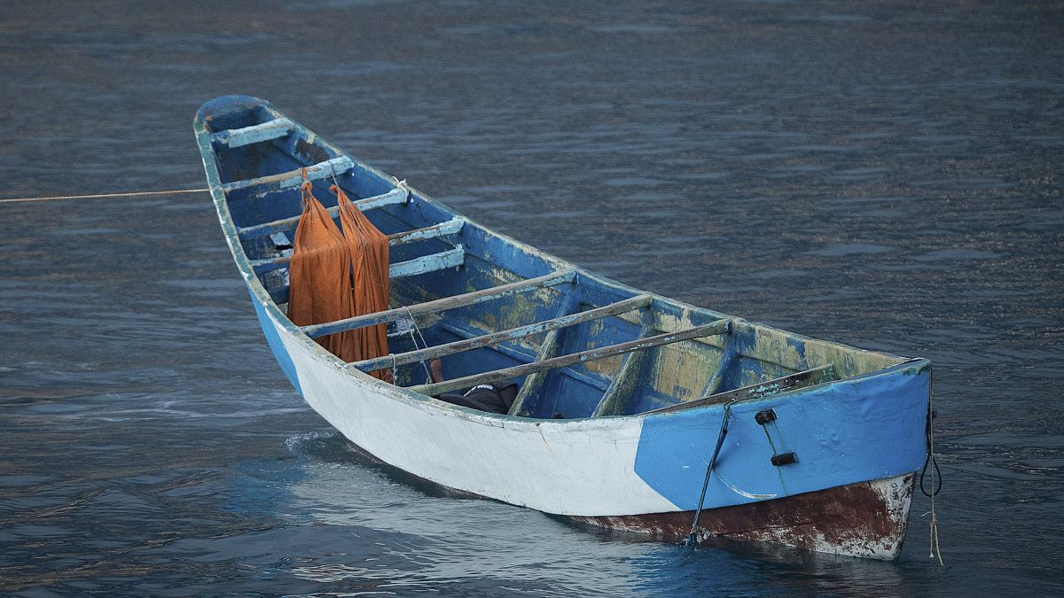 قارب خشبي يحمل جثث مهاجرين في ميناء لوس كريستيانوس جنوب تينيريفي بجزيرة الكناري، إسبانيا