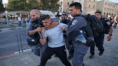    الشرطة الإسرائيلية تقمع فلسطينيين تظاهروا عند باب العامود بالقدس الشرقية احتجاجاً على مسيرة لمتطرفين يهود تلفظوا بعبارات عنصرية بحق الفلسطينيين