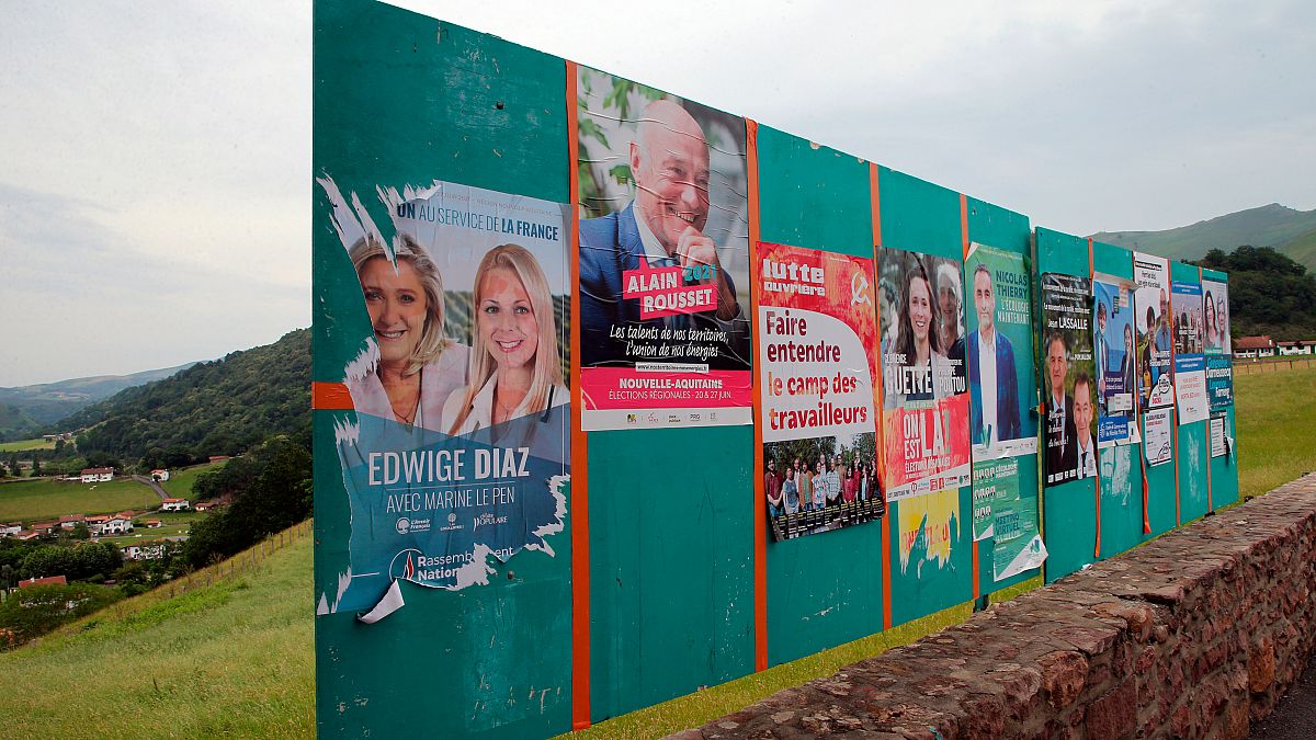 Választási plakátok a délnyugat-franciaországi Bidarray-ben