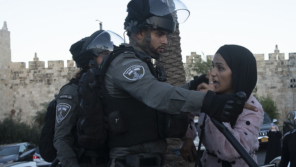 ضابط أمن إسرائيلي يواجه فلسطينية أمام بوابة دمشق في الحي القديم 