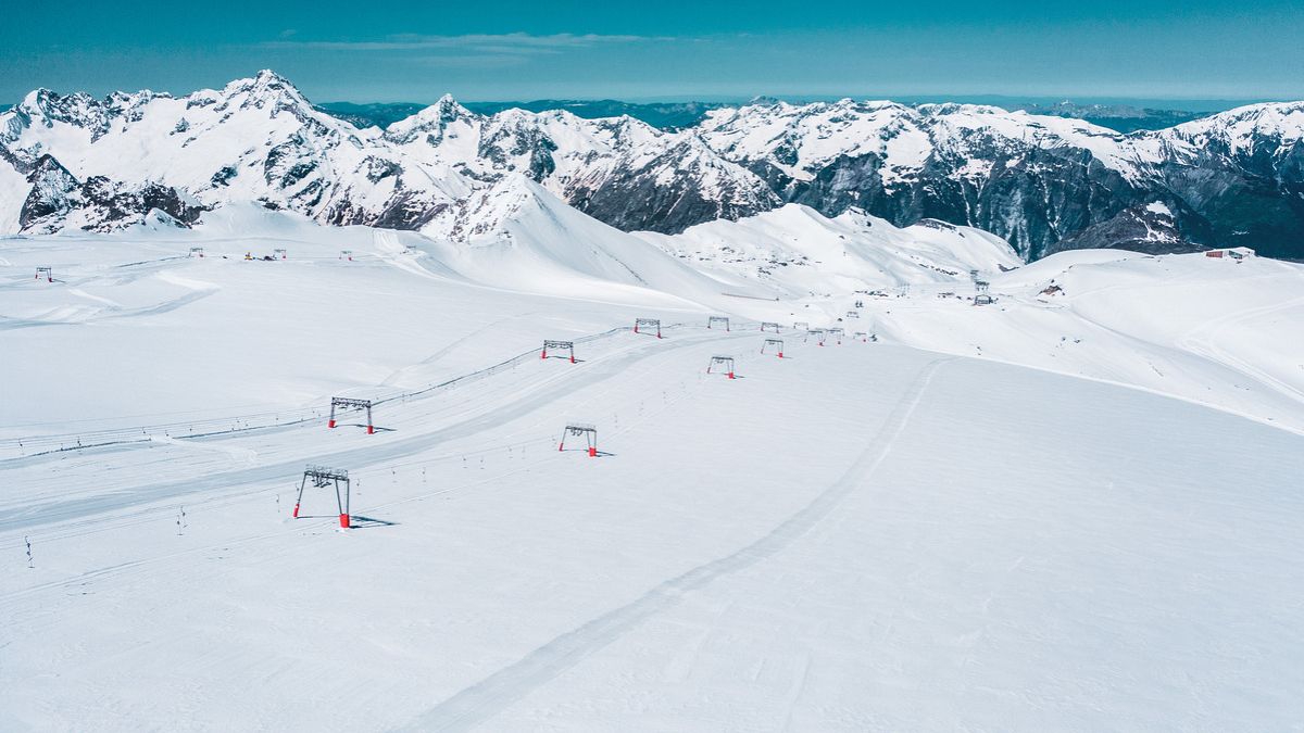 El glaciar de Deux Alpes espera a los esquiadores durante todo el verano 