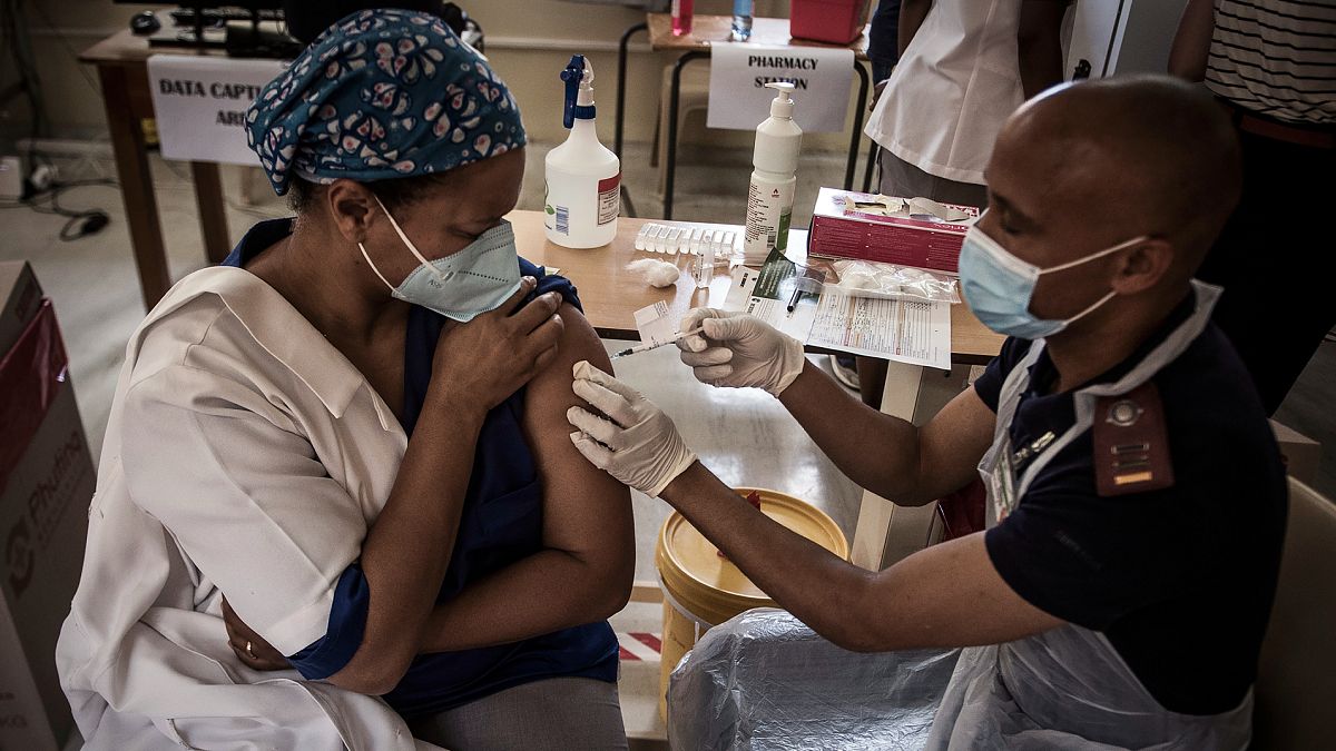 Güney Afrika'nın Klerksdorp kentinde bir hastanede Covid-19 aşısı olan sağlık görevlisi