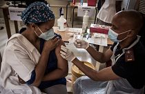 Güney Afrika'nın Klerksdorp kentinde bir hastanede Covid-19 aşısı olan sağlık görevlisi
