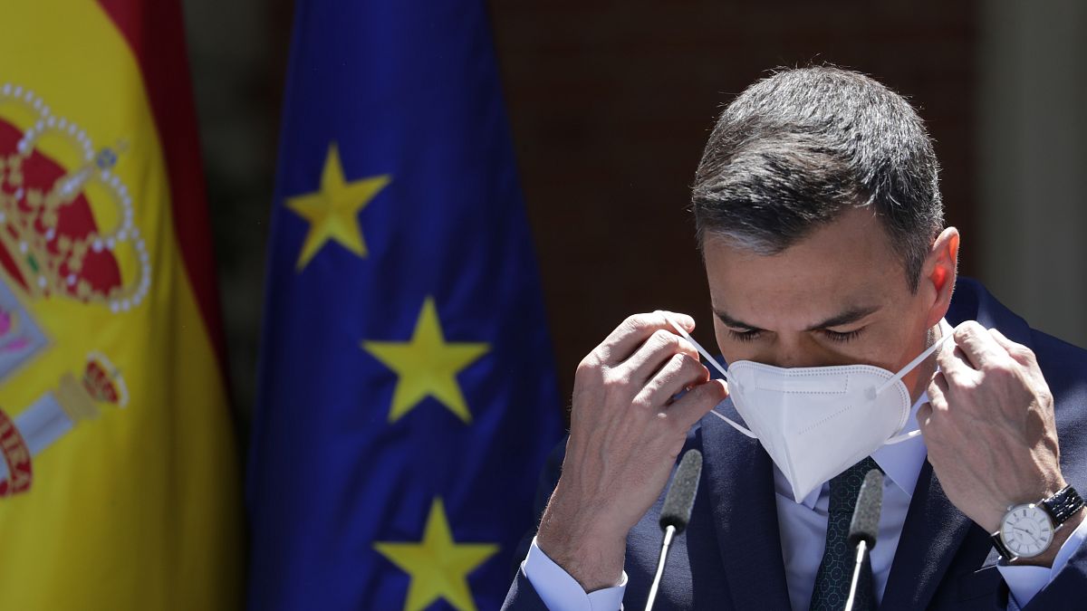 Madrid, 18 maggio: il premier spagnolo Pedro Sanchez si rimette la mascherina dopo aver parlato a Palazzo Moncloa 