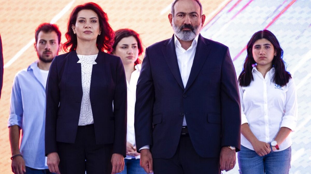 Yerevan, 17 giugno: il premier uscente Nikol Pashinyan con la moglie Anna Hakobyan attendono di iniziare un comizio
