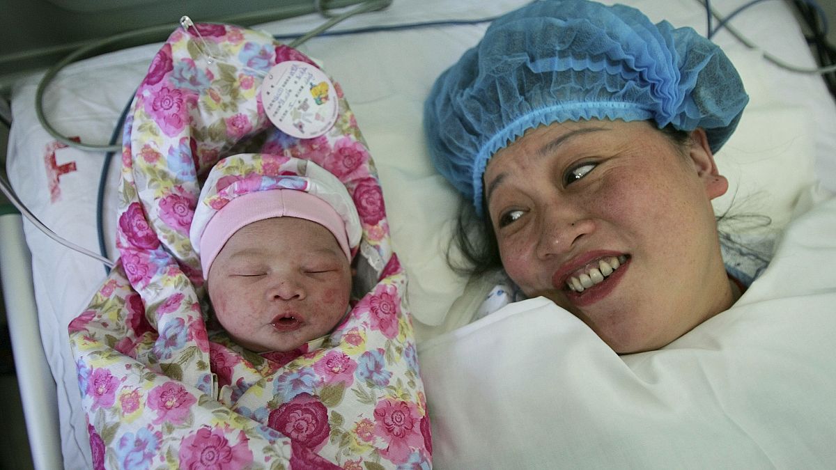 صينية إلى جانب مولودها الجديد (أرشيف) 