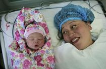 صينية إلى جانب مولودها الجديد (أرشيف) 