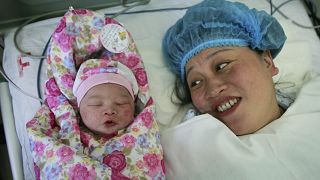 صينية إلى جانب مولودها الجديد (أرشيف)