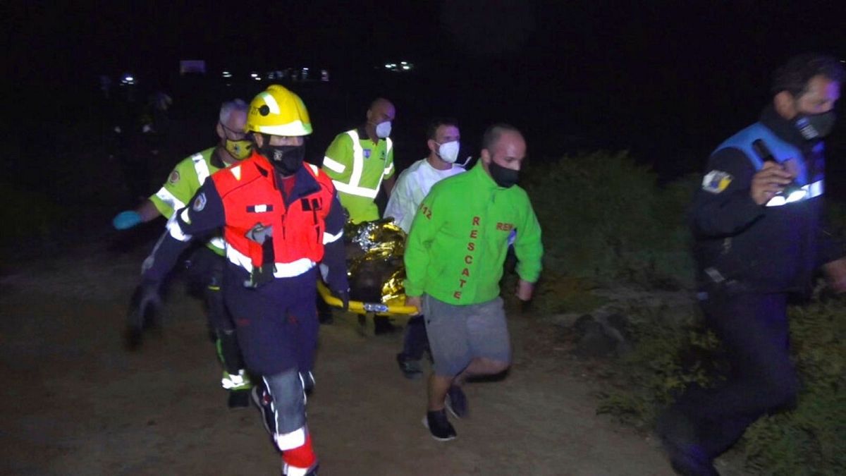 انتقال جسد یکی از پناهجویانی که بر اثر غرق شدن قایق جان باخته‌ است