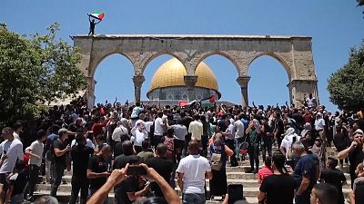 Palestinianos entram em conflito com polícia israelita na mesquita Al-Aqsa