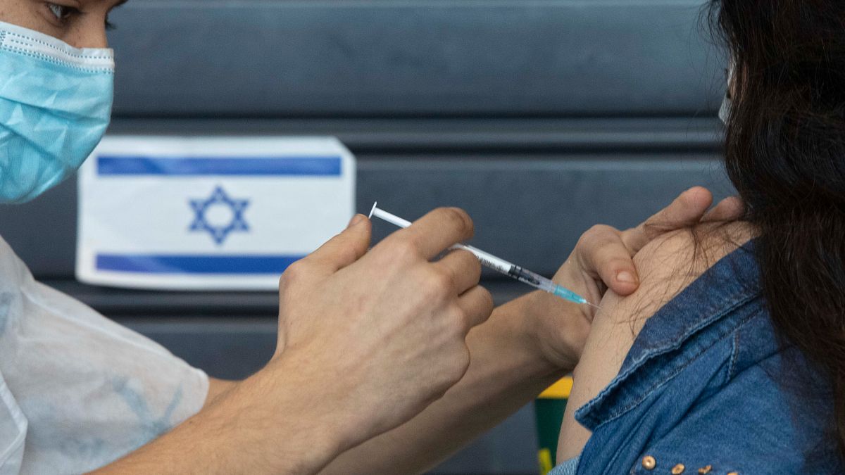 İsrail'in Tel Aviv kentinde Covid-19 aşısı olan bir kadın