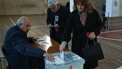 Uma eleitora deposita o voto nas eleições arménias de 2018