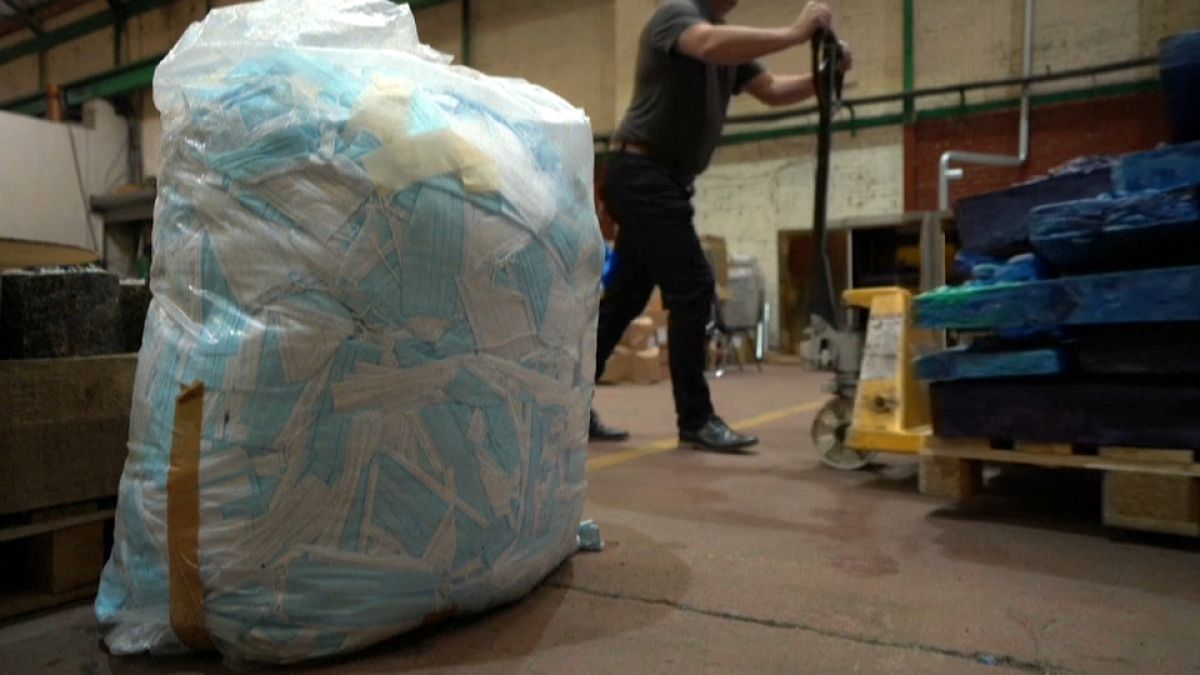 Miles de mascarillas almacenadas para su reciclaje