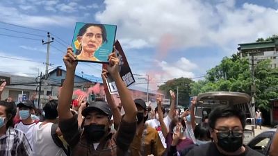 Aung Szan Szú Csí születésnapjára emlékeztek a mianmari tüntetők