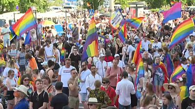 Arcoíris y nubarrones en Varsovia en el desfile del Orgullo Gay