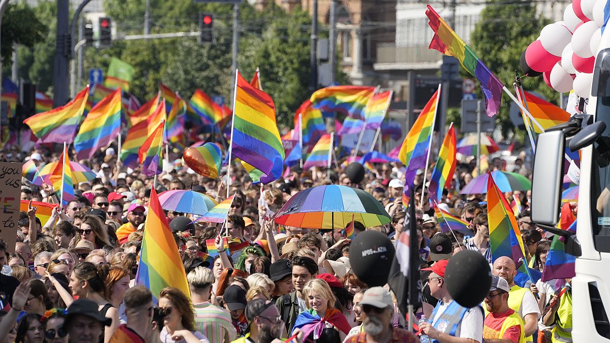 Plusieurs milliers de personnes ont participé à la Gay Pride à Varsovie, en Pologne. 