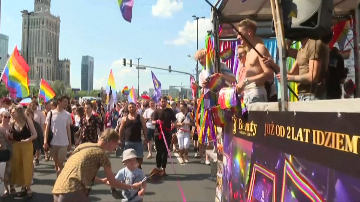 شاهد: الآلاف يشاركون في مسيرة فخر المثليين الجنسيين في بولندا