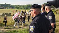 Kroatische Polizisten verfolgen die Demonstration scheinbar teilnahmslos