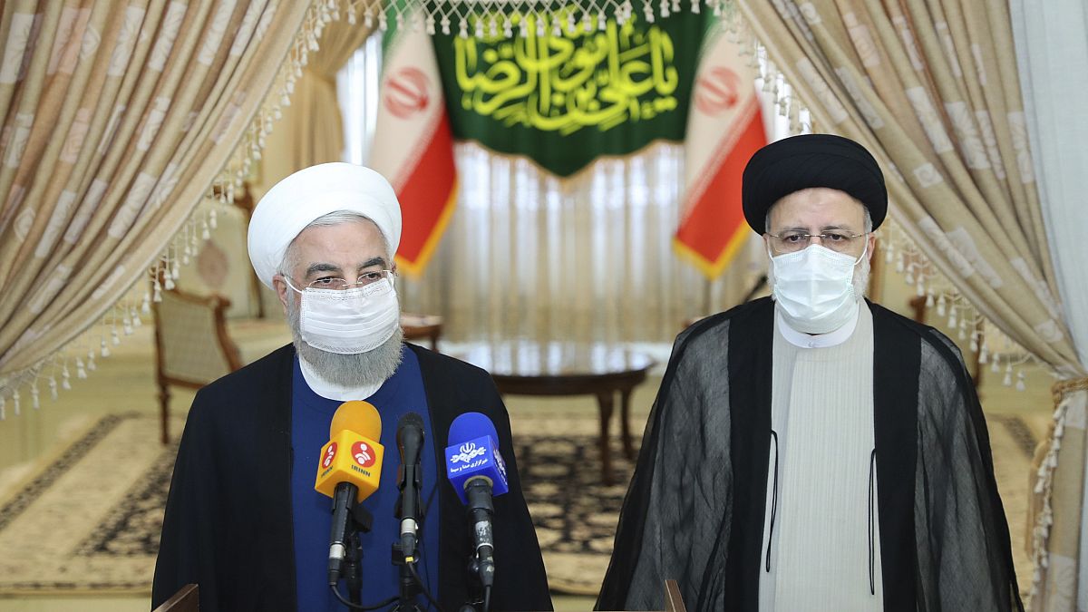 حسن روحانی پس از پیروزی ابراهیم رئیس در انتخابات به دیدار او رفت