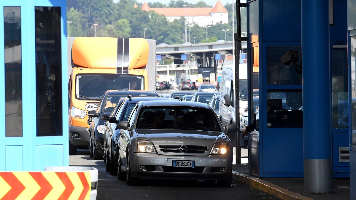 Járművek a Horvátország és Szlovénia közötti Bregana határállomáson