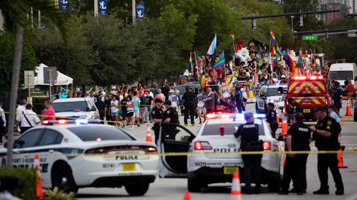 ماموران پلیس و امداد در صحنه تصادف رژه همجنسگرایان در ویلتون‌ مانورس/فلوریدا