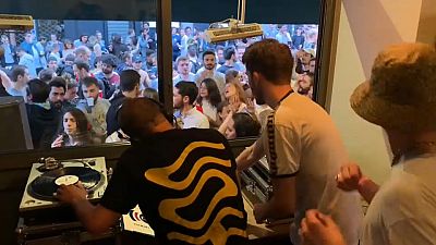 Les minis concerts dans les bars sont finalement autorisés, à condition d'être assis.