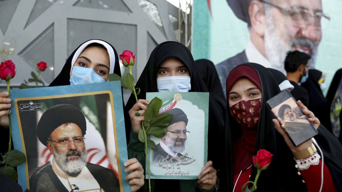 Frauen mit Fotos von Wahlsieger Ebrahim Raisi in Iran