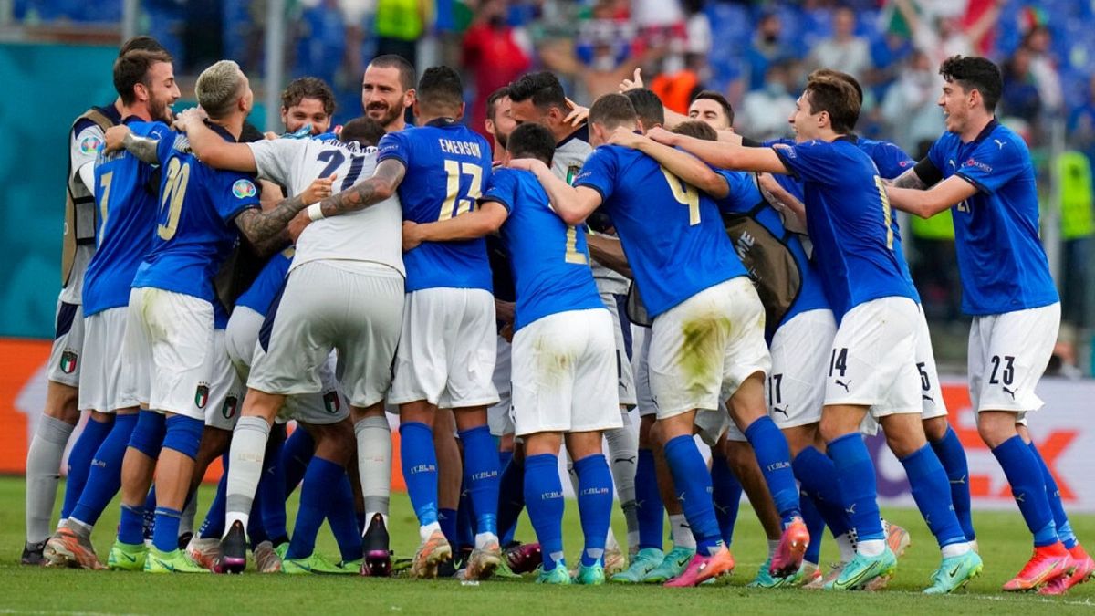 شادی بازیکنان ایتالیا پس از پیروزی مقابل ولز