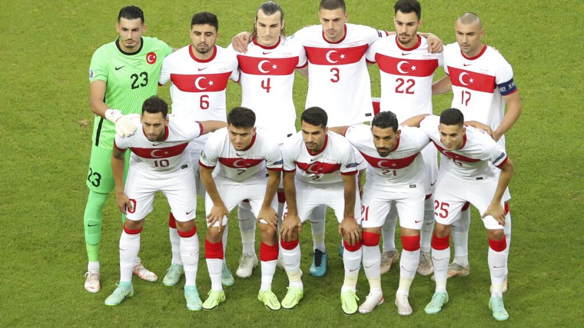 Eski milli futbolcu İbrahim Toraman sistemsizlik ve özgüven eksikliğinin milli takıma Euro 2020'de başarısızlığı getirdiğini belirtti.